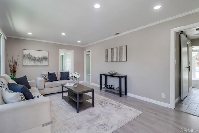 living area featuring recessed lighting, crown molding, baseboards, and wood finished floors