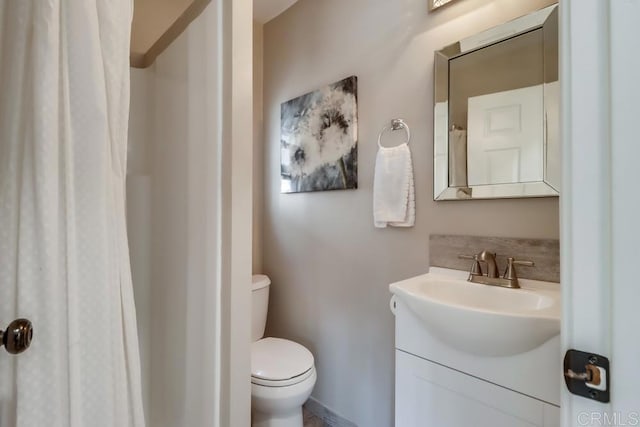 full bathroom featuring toilet, curtained shower, and vanity