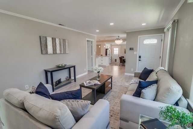 living room featuring crown molding, recessed lighting, visible vents, light wood-style flooring, and baseboards