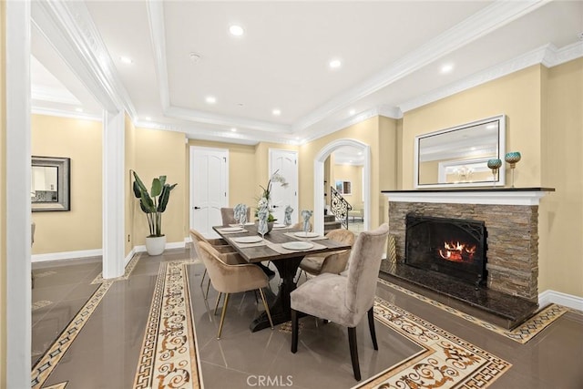 dining space featuring arched walkways, ornamental molding, recessed lighting, and baseboards