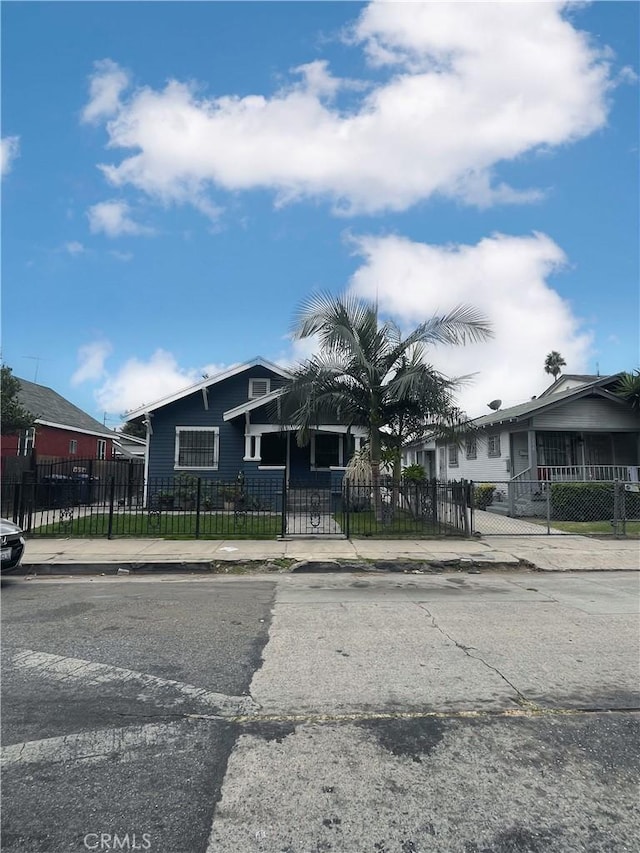 view of front of property featuring a fenced front yard