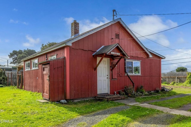 view of outdoor structure featuring an outbuilding and fence