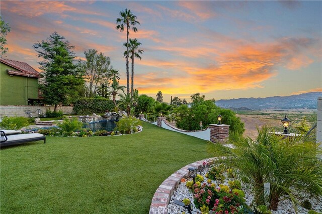 view of yard featuring a mountain view