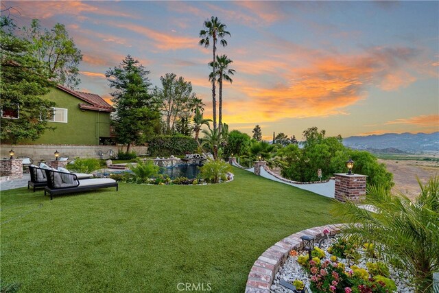 view of yard at dusk