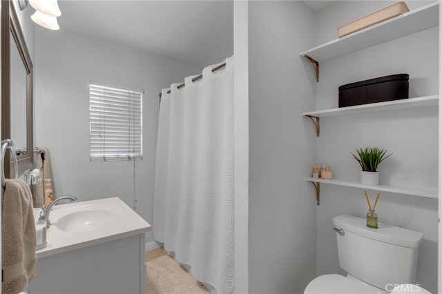 full bathroom featuring vanity, toilet, and a shower with curtain