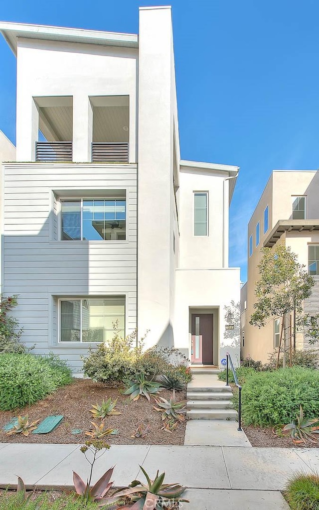 114 Source, Irvine, CA 92618 - contemporary house with stucco siding