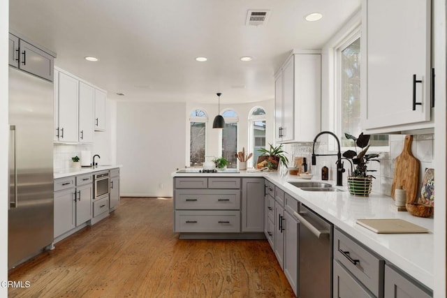 kitchen featuring a sink, visible vents, appliances with stainless steel finishes, and gray cabinetry