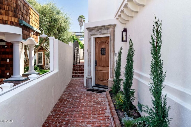 property entrance featuring stucco siding