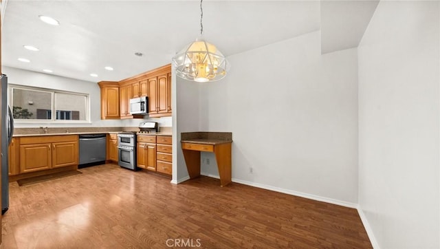 kitchen with pendant lighting, stainless steel appliances, recessed lighting, wood finished floors, and baseboards