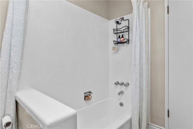 bathroom featuring shower / bath combo