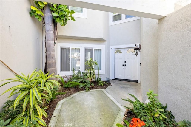 property entrance with stucco siding