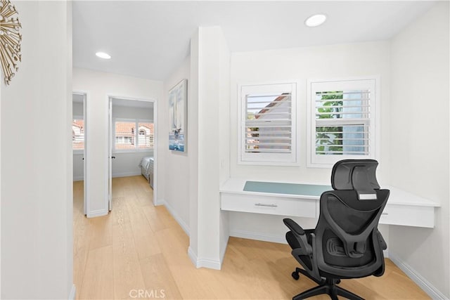 office area featuring light wood-style floors, recessed lighting, built in study area, and baseboards