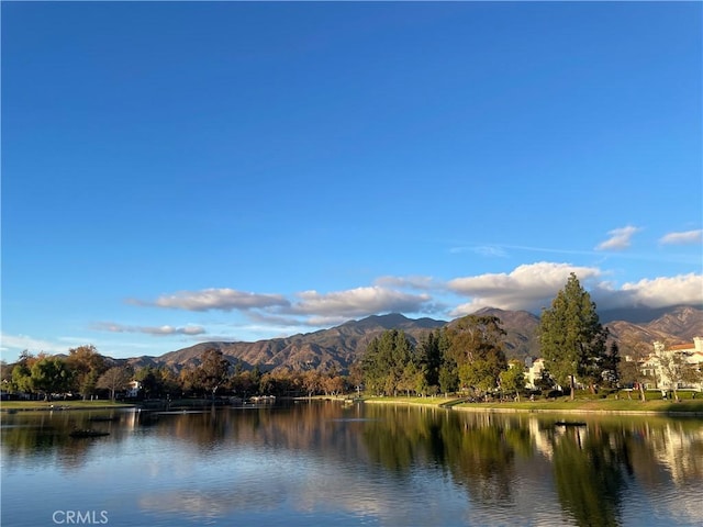 water view with a mountain view