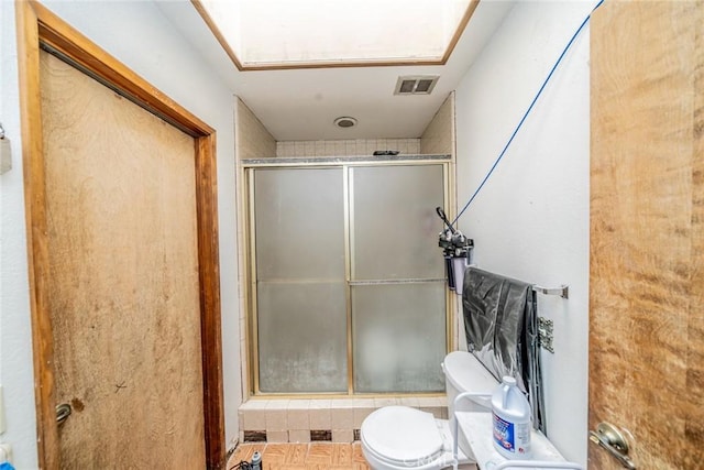 bathroom featuring visible vents, a shower stall, and toilet