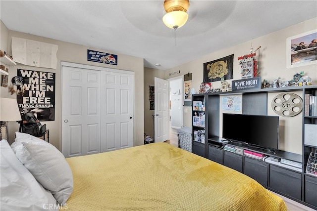 bedroom featuring a closet and a ceiling fan