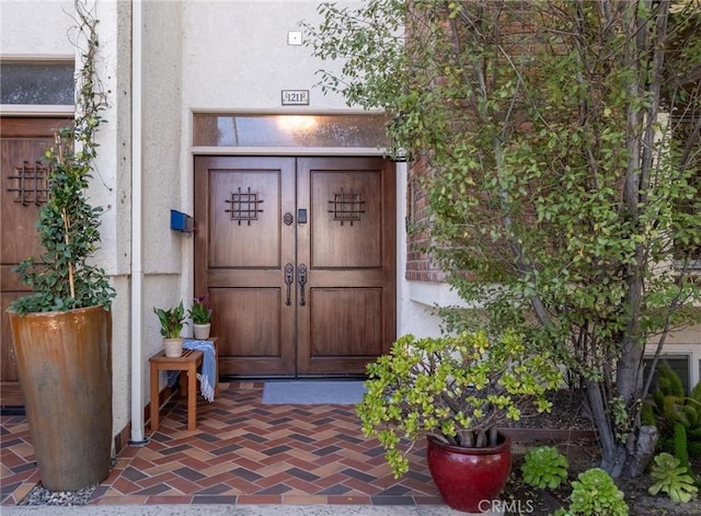 property entrance featuring stucco siding