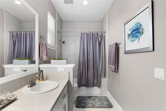 full bathroom featuring visible vents, toilet, shower / bath combo with shower curtain, vanity, and baseboards