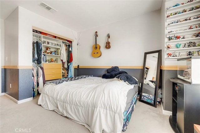 bedroom featuring carpet floors, a closet, visible vents, and baseboards