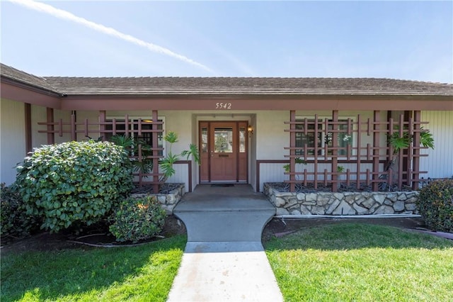 entrance to property featuring a porch