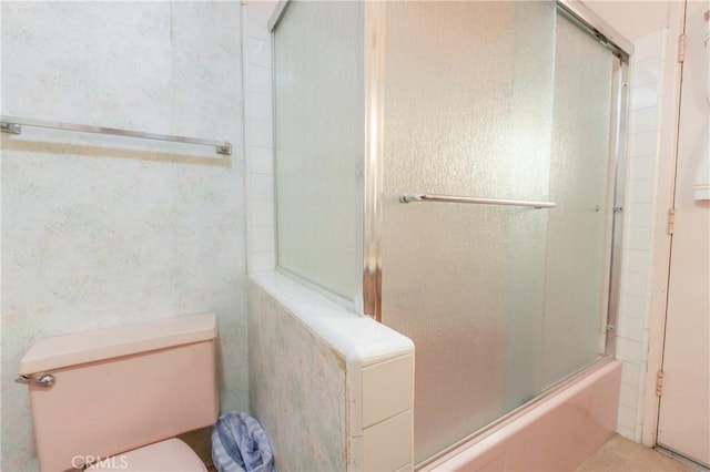 full bath with combined bath / shower with glass door and toilet