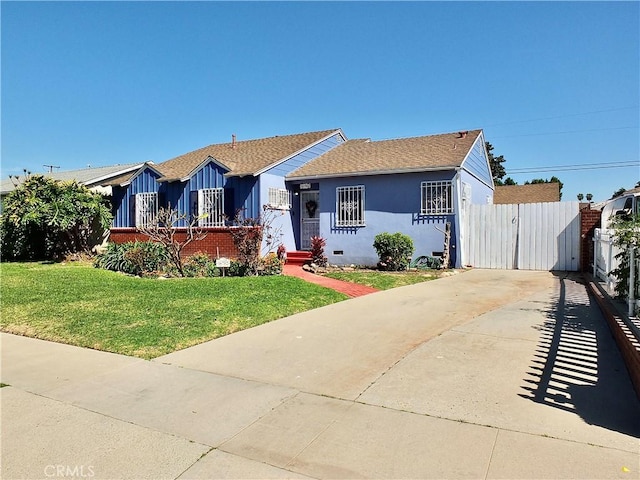 view of front of property featuring fence, driveway, crawl space, stucco siding, and a front yard