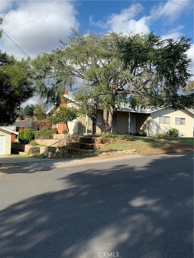 view of front of property