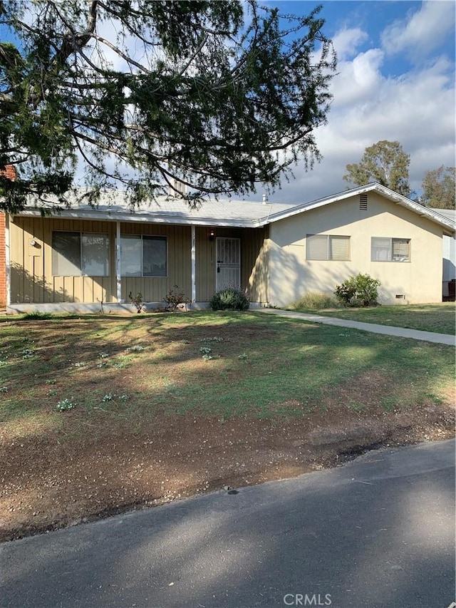 view of front of home featuring a front yard