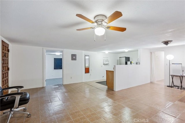 living area featuring a ceiling fan