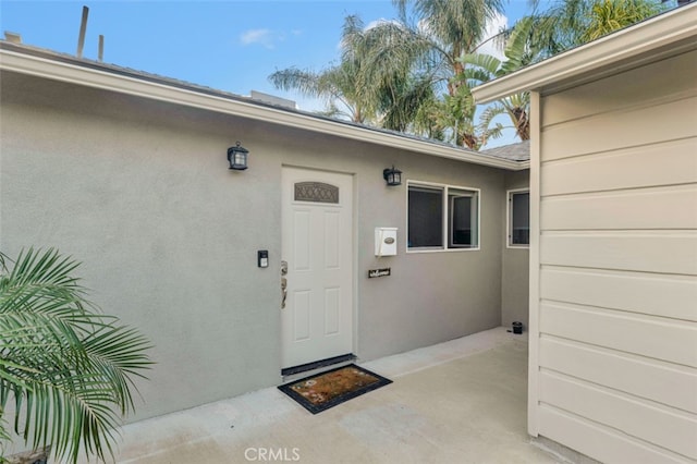 property entrance featuring stucco siding