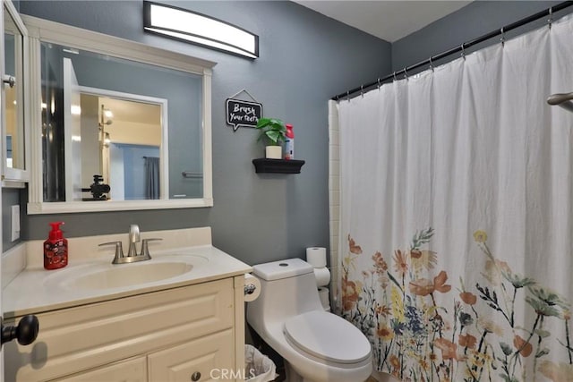 bathroom with toilet, a shower with curtain, and vanity