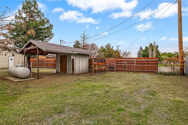 view of yard featuring an outbuilding