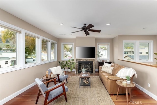 living room featuring recessed lighting, visible vents, baseboards, and light wood-style flooring