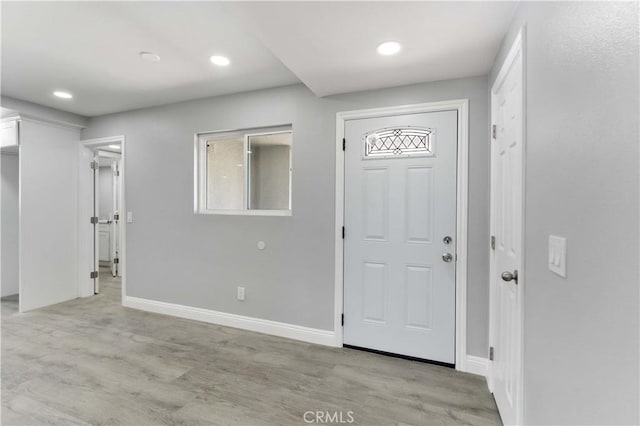 foyer entrance featuring plenty of natural light, recessed lighting, light wood-style flooring, and baseboards