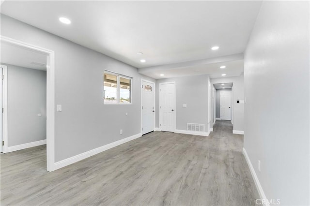 entryway with light wood finished floors, baseboards, visible vents, and recessed lighting