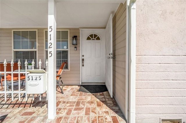 property entrance featuring a porch