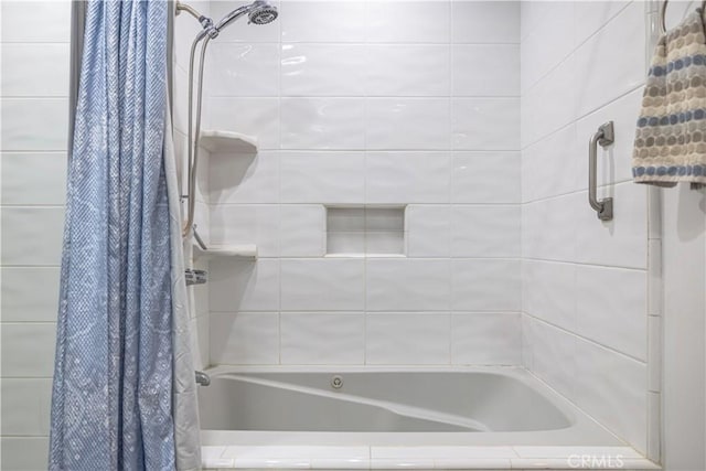 bathroom with tiled shower / bath