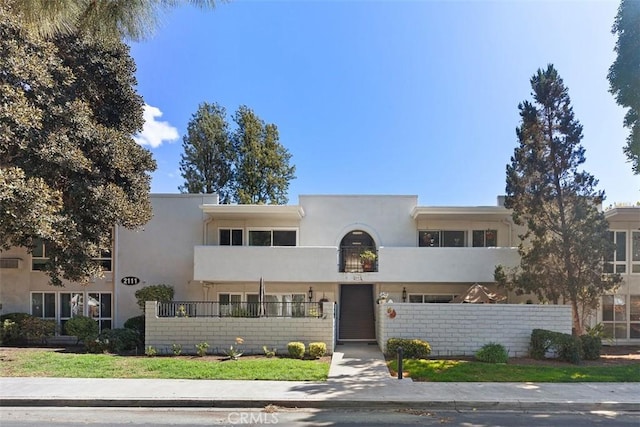 view of front of home featuring a fenced front yard and stucco siding