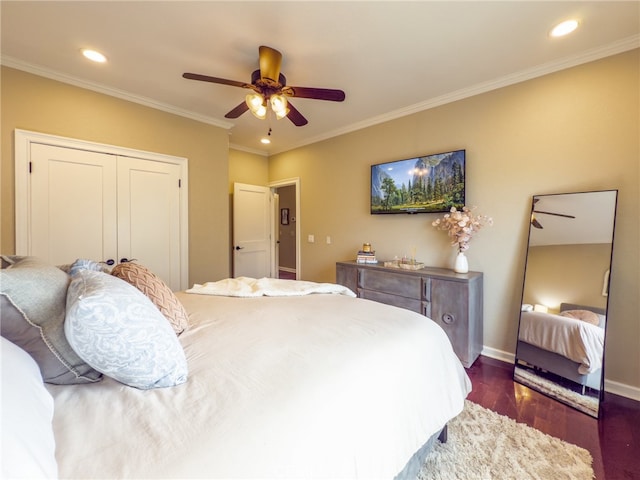 bedroom with baseboards, dark wood finished floors, ornamental molding, a closet, and recessed lighting