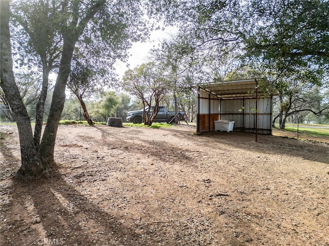 view of yard with an outbuilding