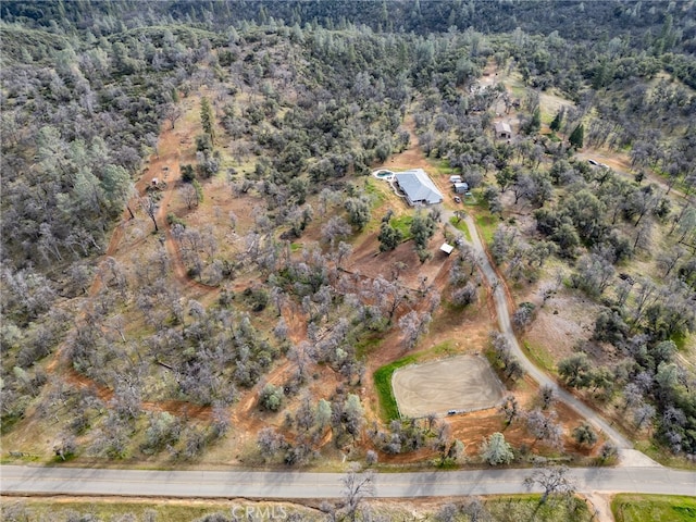 birds eye view of property featuring a forest view