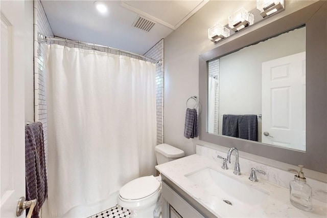 bathroom featuring toilet, a shower with shower curtain, vanity, and visible vents