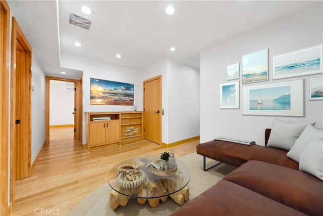 living area with light wood-style floors, baseboards, visible vents, and recessed lighting