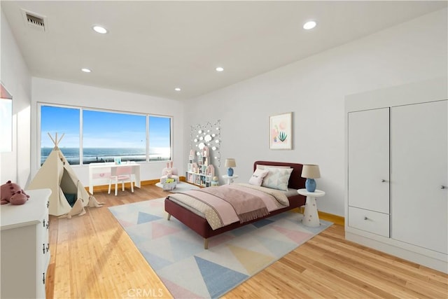 bedroom with light wood-type flooring, baseboards, visible vents, and recessed lighting