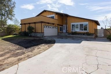 view of front facade with driveway and an attached garage