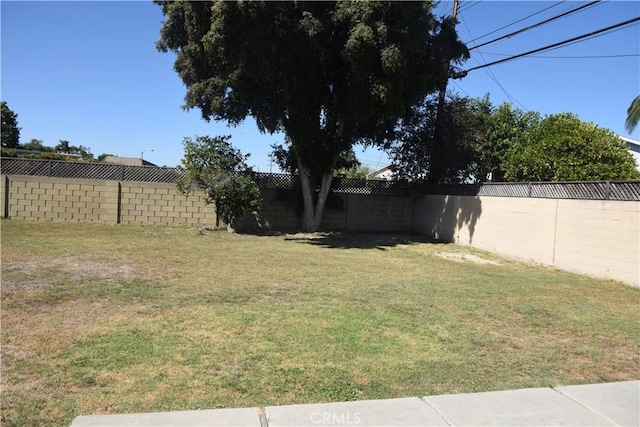 view of yard featuring a fenced backyard