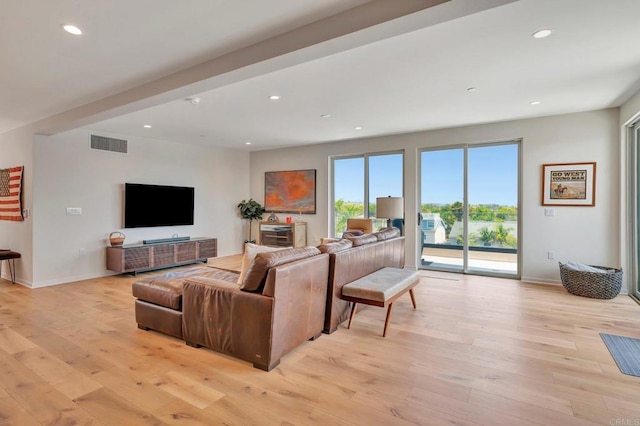 living area with light wood finished floors, baseboards, visible vents, and recessed lighting