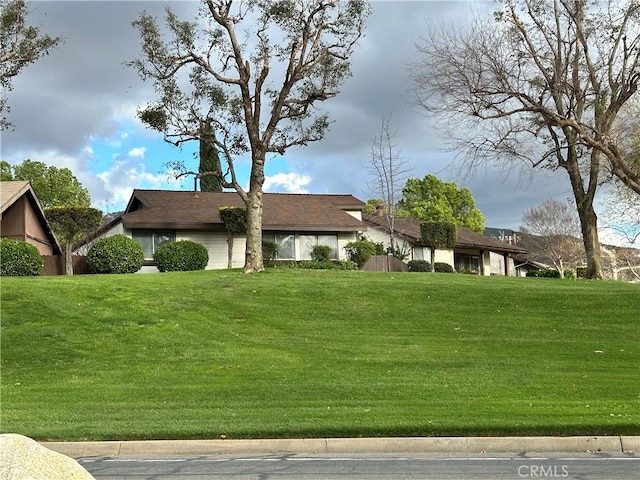 view of front of home featuring a front yard