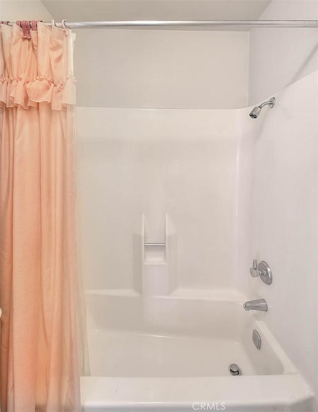 full bath with shower / bath combo with shower curtain