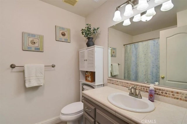 full bath featuring visible vents, toilet, backsplash, a shower with shower curtain, and vanity