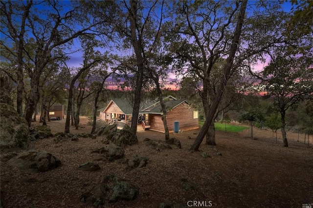 view of yard at dusk